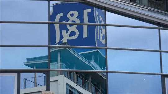 Das Logo vom 1&1 an der Firmenzentrale in Montabaur im Westerwald.