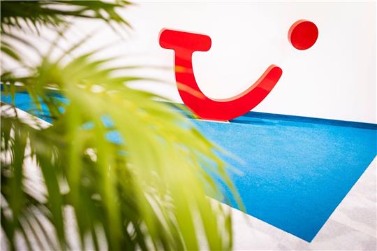 Das Logo vom Reisekonzern Tui ist in der Konzernzentrale in Hannover zu sehen.