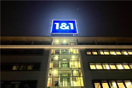 Das Logo von 1&1 ist auf dem Dach der Firmenzentrale installiert.