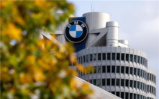 Das Logo von BMW an der Firmenzentrale in München: Der Automobilhersteller präsentierte am Donnerstag seine Zahlen für das dritte Quartal.