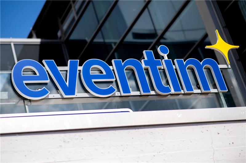 CTS Eventim traut sich nach erstem Halbjahr mehr für 2023 zu Das Logo von CTS Eventim hängt über einen Ticketschalter an der ÖVB-Arena.