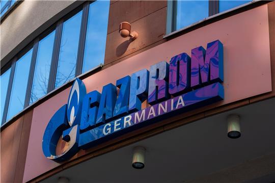 Das Logo von Gazprom Germania GmbH, ehemaliges Tochterunternehmen der Gazprom Export des russischen Gasversorgers Gazprom, ist an der Fassade der Gazprom Germania-Zentrale angebracht.