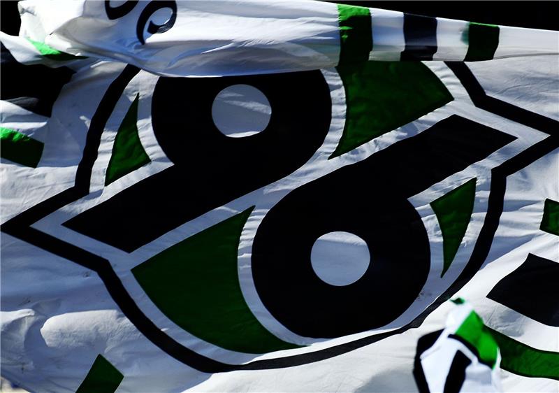 Hannover gewinnt Test gegen FC Zürich klar mit 4:0 Das Logo von Hannover 96 ist auf einer Flagge zu sehen.