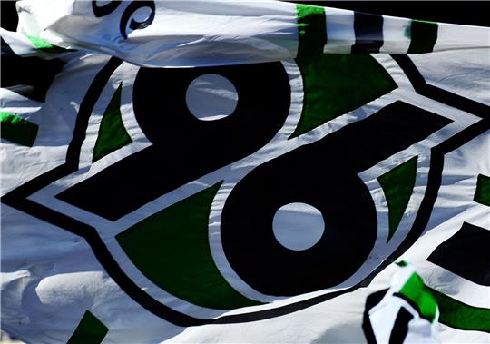 Das Logo von Hannover 96 ist auf einer Flagge zu sehen.