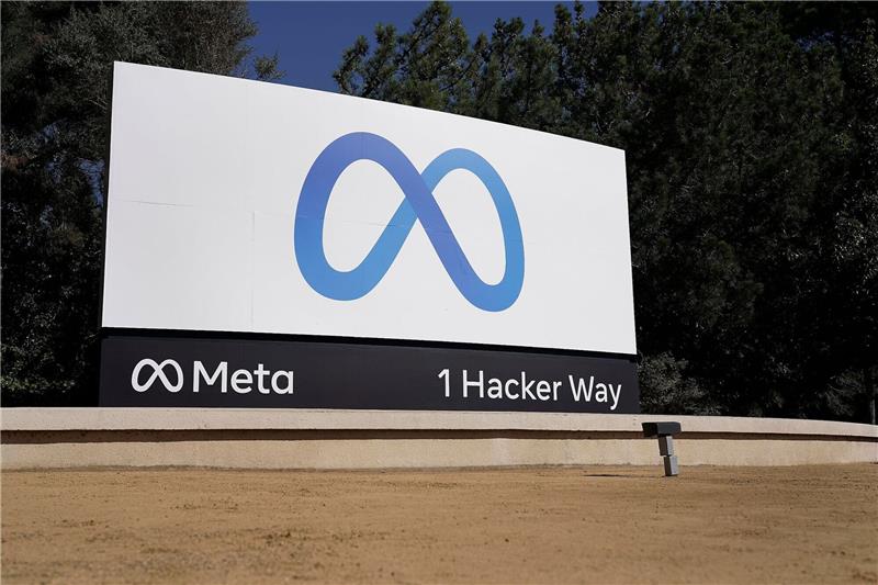 Hass und Hetze auf Facebook - Umwelthilfe klagt gegen Meta Das Logo von Meta in der Unternehmenszentrale in Menlo Park, Kalifornien.