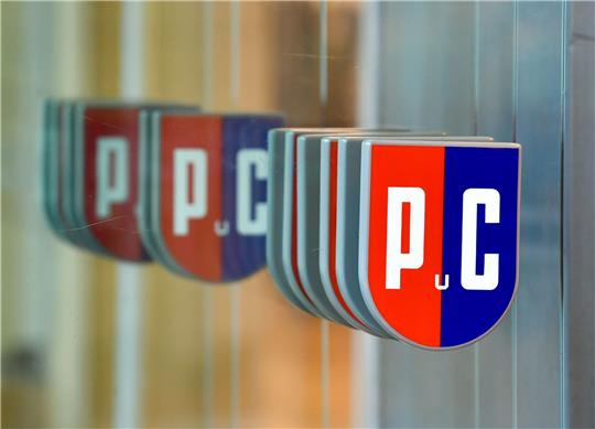 Das Logo von "Peek & Cloppenburg" an einem Türgriff in Berlin.