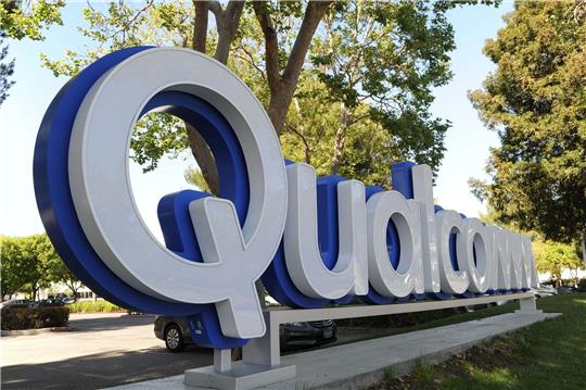 Das Logo von Qualcomm ist vor einem Standort des Chipkonzerns zu sehen.