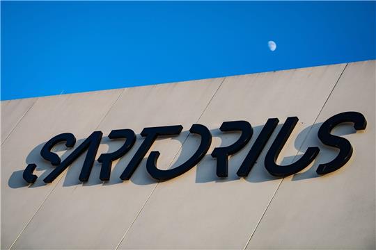 Das Logo von Sartorius ist auf einem Gebäude am Firmensitz zu sehen.