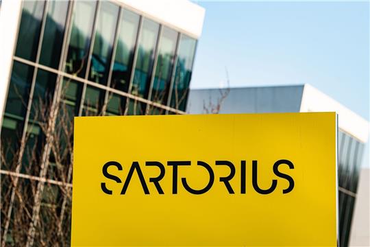 Das Logo von Sartorius ist auf einer Stele am Firmensitz in Göttingen zu sehen.