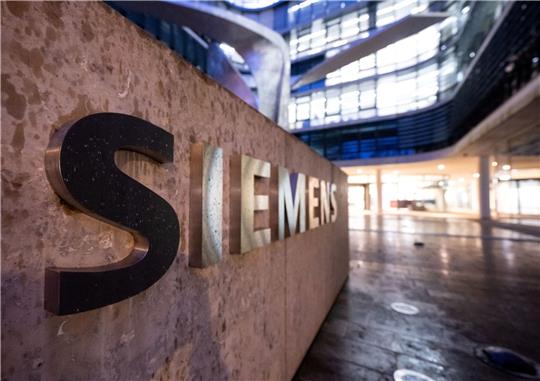 Das Logo von Siemens an der Firmenzentrale in München.