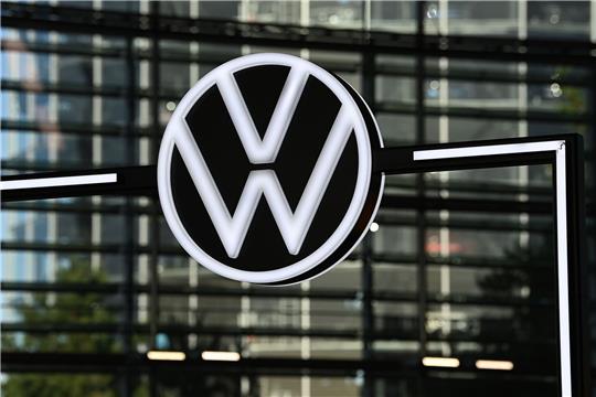 Das Logo von VW: Der Konzern will keine Werbung mehr auf Twitter schalten.