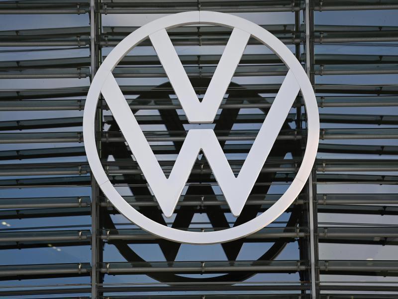 Das Logo von VW ist an einem Markenpavillon in der Autostadt zu sehen. Foto: Swen Pförtner/dpa/Symbolbild