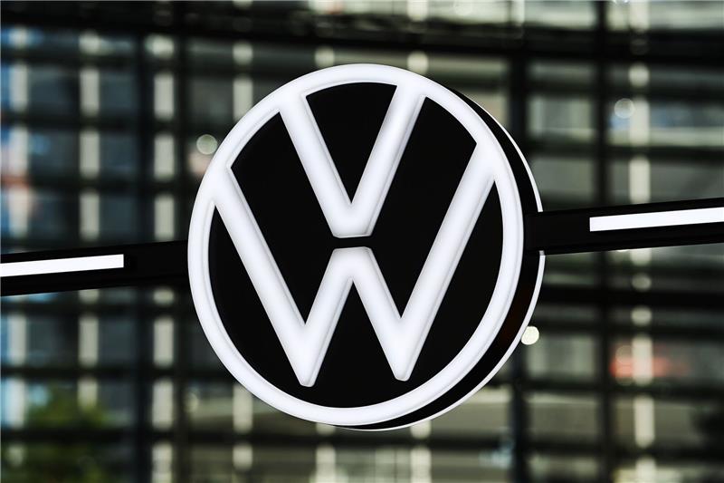 Das Logo von VW ist in einem Markenpavillon in der Autostadt zu sehen.
