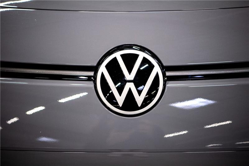 Das Logo von Volkswagen an einem Elektroauto.