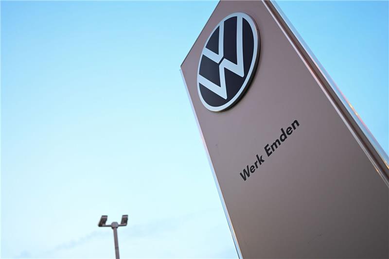 E-Auto-Produktion bei VW Emden ruht fünf Tage Das Logo von Volkswagen steht vor dem Eingang zum Werk Emden.