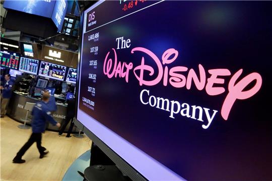 Das Logo von Walt Disney ist auf einem Bildschirm an der New Yorker Börse zu sehen.