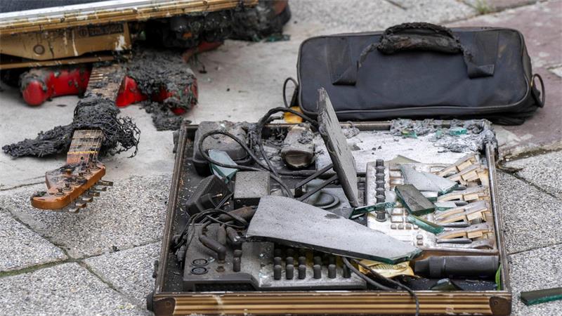 Todesfalle Pub: Brandkatastrophe erschüttert Thailand Das Lokal brannte lichterloh - eine rote Gitarre und ein Mischpult liegen liegt völlig verkohlt am Boden.