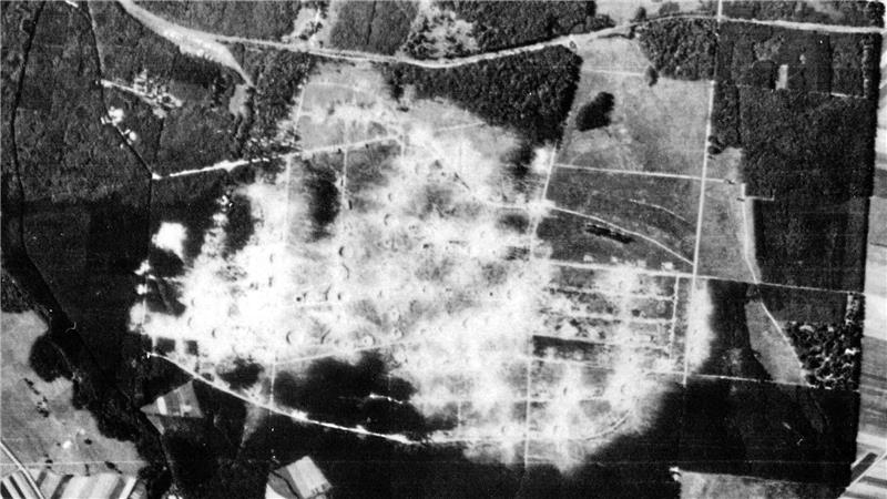 Sprengung der Muna im Schimmerwald: Zeitzeugen teilen Erinnerungen Das Luftbild der Royal Air Force entstand im Herbst 1945 – es zeigt das Gelände der zerstörten Muna.