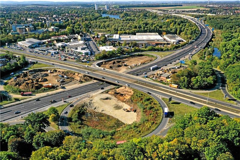 Das Luftbild dokumentiert den derzeitigen Zustand des Autobahnkreuzes Braunschweig-Süd. Im Vordergrund laufen die Bauarbeiten für die Behelfsbrücken.  Foto und Grafik: Niedersächsische Landesbehörde für Straßenbau und Verkehr