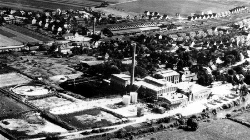Wie die Zuckerfabrik bei den Schladenern Erinnerungen weckt Das Luftbild zeigt Schladen und die Zuckerfabrik in den 1950er Jahren. Oberhalb der Fabrik ist die Halle der BMA zu sehen – dort steht heute das Nahversorgungszentrum.