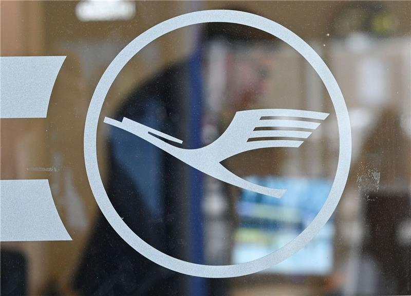 Das Lufthansa Logo an einem Büro im Terminal 1 am Frankfurter Flughafen.