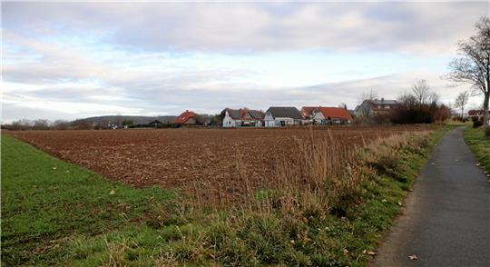 Das Lutteraner Baugebiet „Gänsewinkel“ soll sich im Westen des Dorfes an die bisherige Bebauung anschließen. Rechts ist der Radweg entlang der B 248. Archivfoto: Gereke