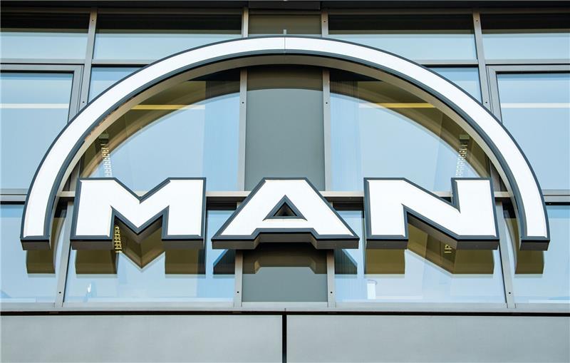 Das MAN Logo hängt an der Fassade eines Bürogebäudes in der Parkstadt Schwabing, im Norden der bayerische Landeshauptstadt.