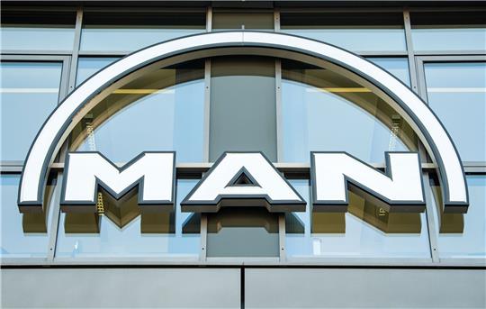 Das MAN Logo hängt an der Fassade eines Bürogebäudes in der Parkstadt Schwabing, im Norden der bayerische Landeshauptstadt.
