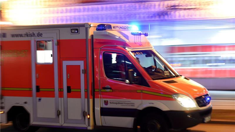 Das Mädchen wurde an einem Kreisverkehr überrollt. (Symbolbild)