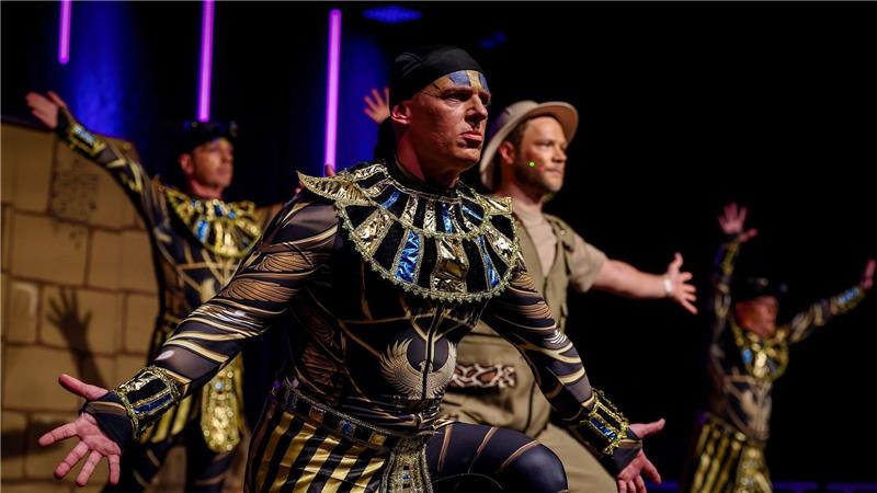 Das Männerballett „Hopptown Jumping Jacks“ zeigt den Tanz „Versiegelt und Vergessen - Das Buch der Offenbarung“ bei der Deutschen Meisterschaft im Männerballett und landet damit im Mittelfeld.