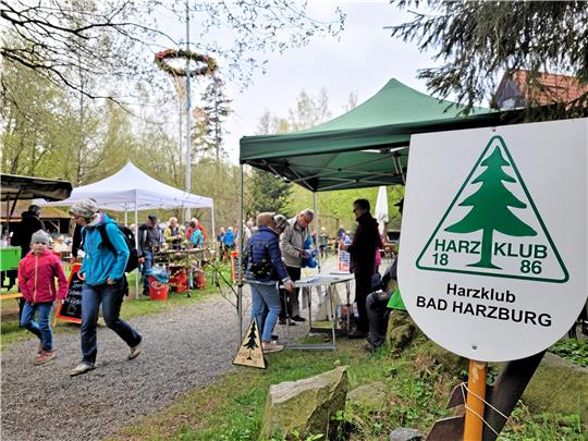 Das Maisingen findet auch in diesem Jahr auf der Wiese vor dem Molkenhaus statt. Der organisierende Harzklub wird wieder mit einem Infostand vor Ort sein – wie hier 2023 – an dem es diesmal eine Wunschbox geben soll. Archivfoto: Exner