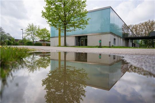 Das Manchinger Kelten Römer Museum spiegelt sich in einer Pfütze. Das Haus ist nach dem Raub des Goldschatzes im November wieder geöffnet.