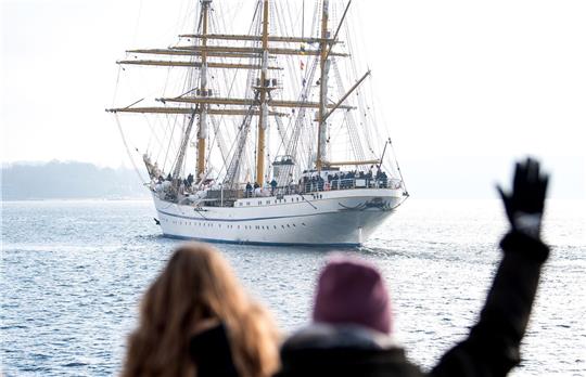 Das Marine-Segelschulschiff «Gorch Fock» läuft am Vormittag aus seinen Heimathafen Kiel aus.