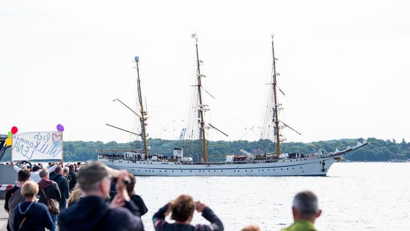 Das Marine-Segelschulschiff „Gorch Fock“ läuft in seinen Heimathafen ein.