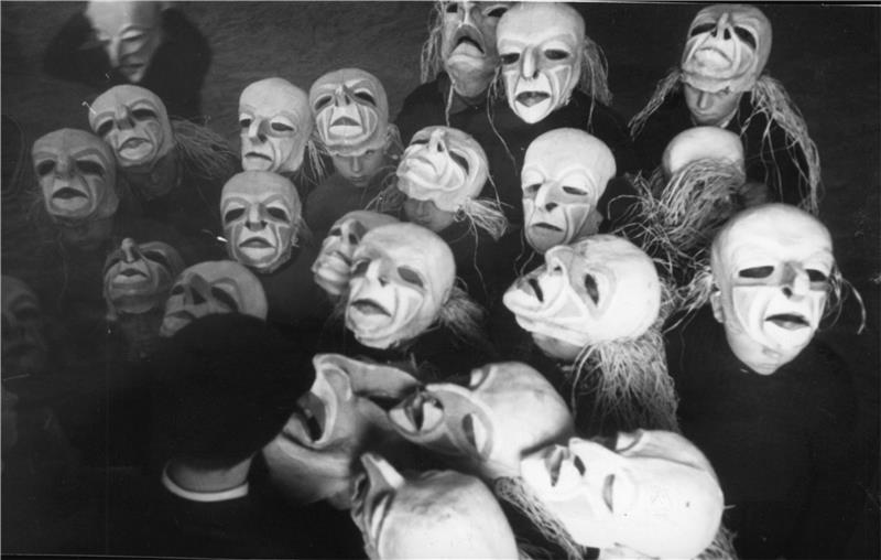 Das Maskenspiel – hier eine Aufnahme aus dem Jahr 1954 – prägt über viele Jahre das Walpurgisfest in Bad Harzburg und Bündheim. Nun gibt es Überlegungen, ob man mit den verbliebenen Masken nicht wieder ein wenig an die alten Zeiten anknüpfen könnte.  Fotos: Ahrens-Archiv/Privat