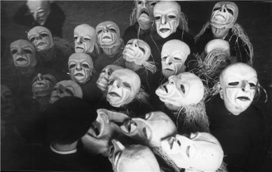 Das Maskenspiel – hier eine Aufnahme aus dem Jahr 1954 – prägt über viele Jahre das Walpurgisfest in Bad Harzburg und Bündheim. Nun gibt es Überlegungen, ob man mit den verbliebenen Masken nicht wieder ein wenig an die alten Zeiten anknüpfen könnte.  Fotos: Ahrens-Archiv/Privat