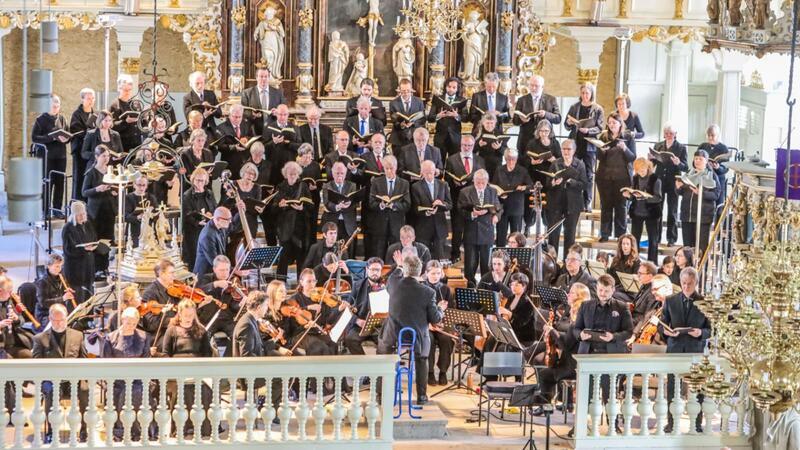 Das Matthäus-Evangelium ist geschrieben für zwei Chöre, Gesangssolisten und zwei Orchesterteile. Entsprechend groß fällt am Sonntag auch das Ensemble in der Marktkirche aus.