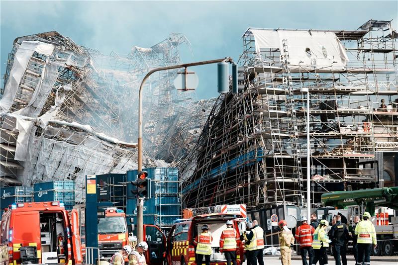 Nach Einsturz in Kopenhagen: Vorsichtige Rettungsversuche Das Mauerwerk der ausgebrannten Hälfte der historischen Börse in Kopenhagen ist eingestürzt.