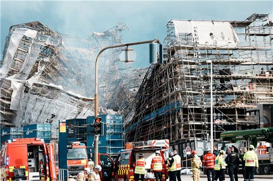 Das Mauerwerk der ausgebrannten Hälfte der historischen Börse in Kopenhagen ist eingestürzt.