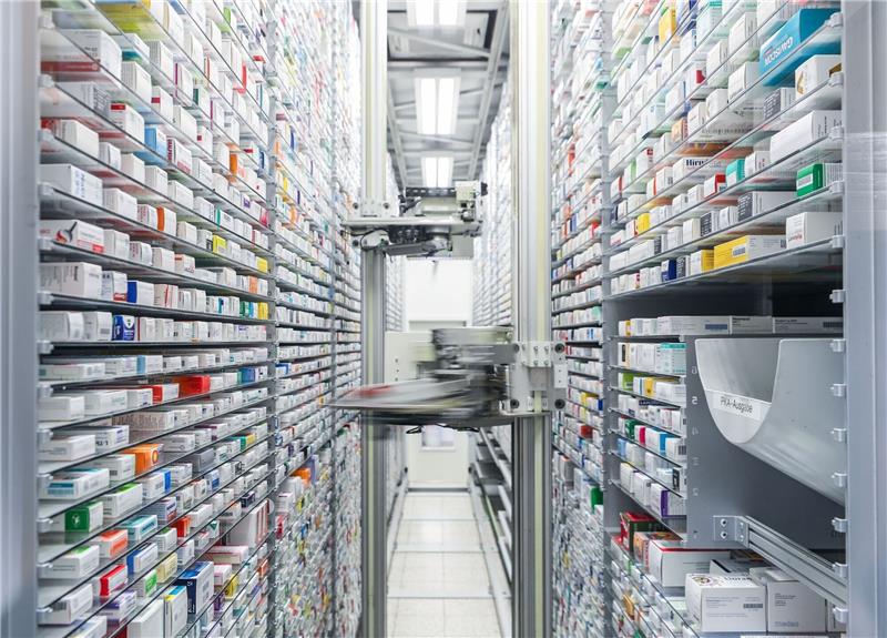 Medikamentenmangel: Hilferuf der Kinderärzte Das Medikamentenlager einer Apotheke.