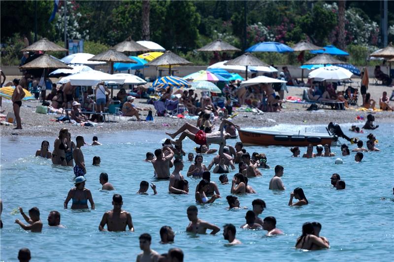 Hitze in Südeuropa - Nächste Welle ist schon auf dem Weg Das Meer vor Athens Vorort Glyfada verspricht ein wenig Abkühlung.