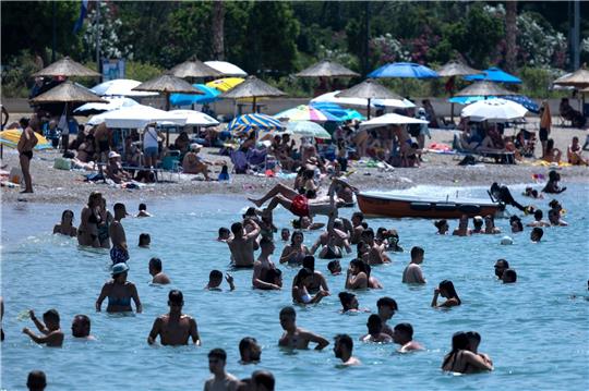 Das Meer vor Athens Vorort Glyfada verspricht ein wenig Abkühlung.