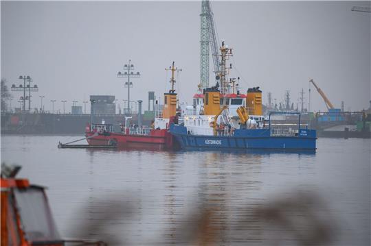 Das Mehrzweckschiff «Odin»  fährt mit einem Ponton über das Wasser vor der Schleuse, um das Öl aufzunehmen.