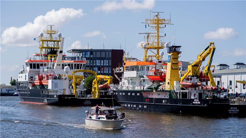 Das Mehrzweckschiff „Wega“ (r) des Bundesamtes für Seeschifffahrt und Hydrographie (BSH) soll durch einen Neubau ersetzt werden.