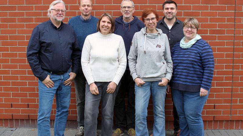 Das Metalogie-Führungsteam mit dem geschäftsführenden Gesellschafter Tristan Niewisch (l.) und Geschäftsführerin (Chief Operating Officer) Dr. Ulrike Pfannenschmidt (3.v.r.) sowie Diethard Wettrau (2.v.l.) Irina Diegmann (3.v.l.), Stefan Kerl (4.v.r.), Michael Pawlowski und Daniela Kreiker (r.). Fotos: Metalogie