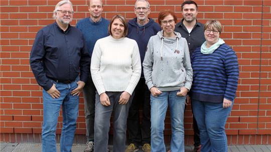 Das Metalogie-Führungsteam mit dem geschäftsführenden Gesellschafter Tristan Niewisch (l.) und Geschäftsführerin (Chief Operating Officer) Dr. Ulrike Pfannenschmidt (3.v.r.) sowie Diethard Wettrau (2.v.l.) Irina Diegmann (3.v.l.), Stefan Kerl (4.v.r.), Michael Pawlowski und Daniela Kreiker (r.). Fotos: Metalogie