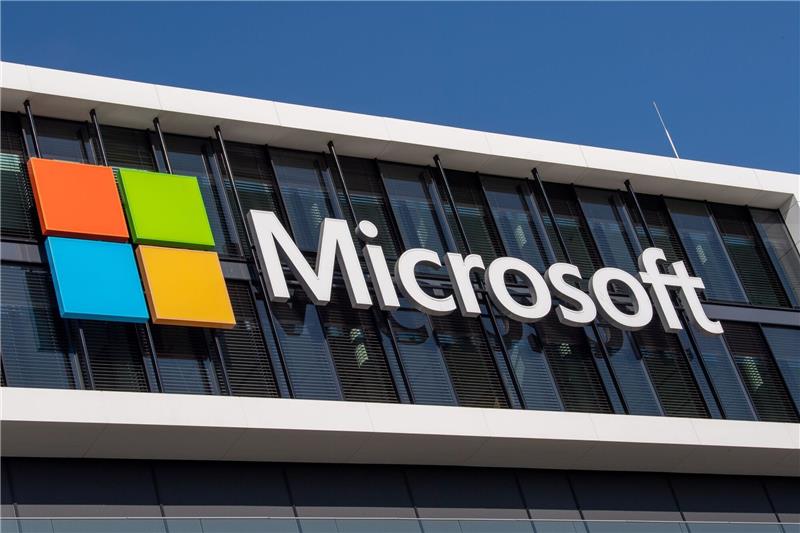Das Microsoft-Logo an der Fassade eines Bürogebäudes in der Parkstadt Schwabing im Norden der bayerische Landeshauptstadt.