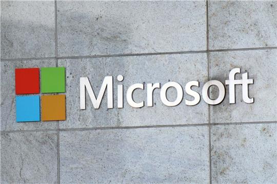 Das Microsoft-Logo ist an einem Firmengebäude zu sehen.