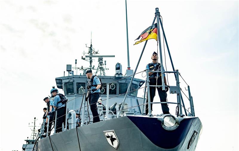 Das Minenjagdboot «Bad Bevensen» verlässt den Marinehafen Kiel für einen Einsatz in einem der ständigen Minenabwehrverbände der Nato.