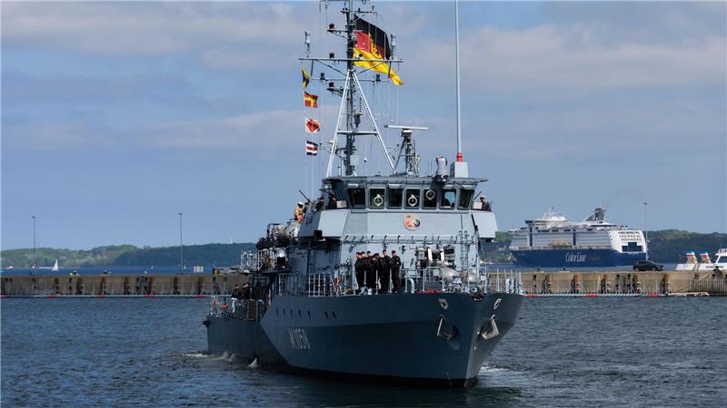 Das Minenjagdboot „Fulda“ läuft vom Marinestützpunkt Kiel in Richtung Mittelmeer aus. 